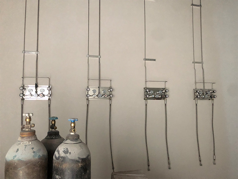 实验室气体管路气源切换与备用系统配置